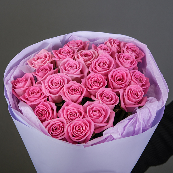 Купить Букет из 25 розовых роз 60 см (Россия) в упаковке в  с бесплатной доставкой: цена, фото, описание