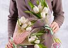 Купить Букет 7 белых тюльпанов в сетке в Санкт-Петербурге с бесплатной доставкой: цена, фото, описание