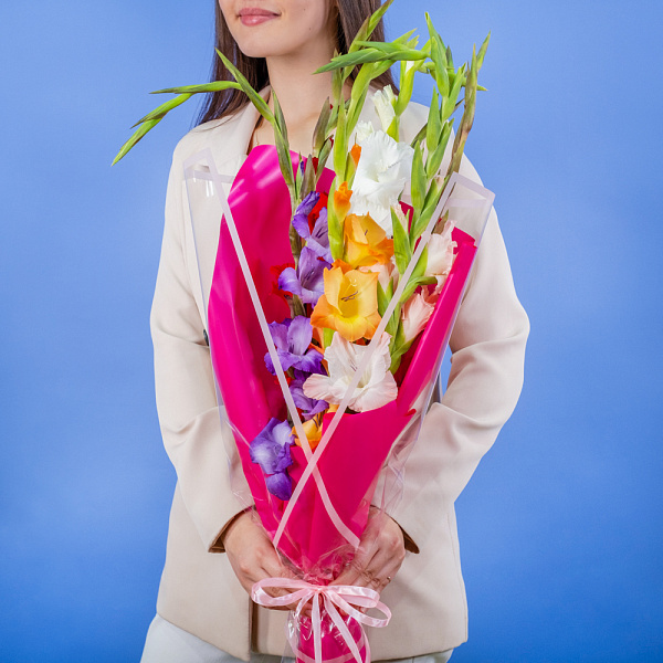 Купить Букет из 7 гладиолусов микс в упаковке в  с бесплатной доставкой: цена, фото, описание