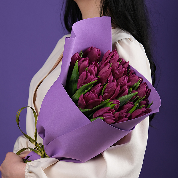 Купить Букет 25 фиолетовых тюльпанов в  с бесплатной доставкой: цена, фото, описание