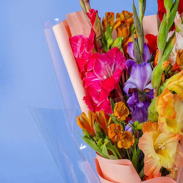 Купить Букет из 7 гладиолусов микс с альстромерией в  с бесплатной доставкой: цена, фото, описание