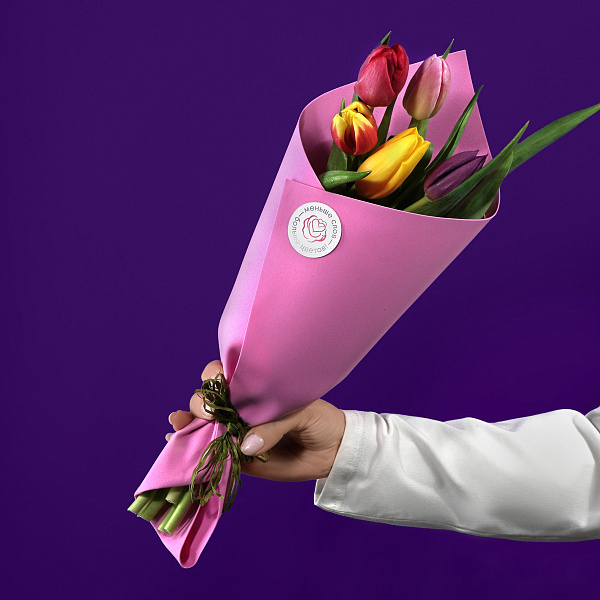 Купить Букет 5 тюльпанов микс в упаковке в  с бесплатной доставкой: цена, фото, описание