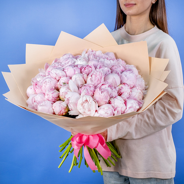 Купить Букет из 50 розовых пионов (Премиум) в  с бесплатной доставкой: цена, фото, описание