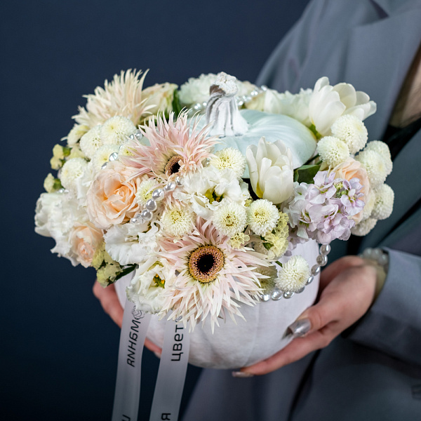 Купить Композиция в тыкве «Ангелок» в  с бесплатной доставкой: цена, фото, описание