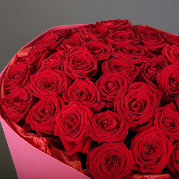 Купить Букет из 35 красных роз 60 см (Россия) в упаковке в  с бесплатной доставкой: цена, фото, описание