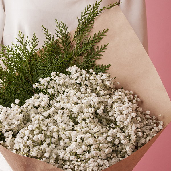 Купить Букет из белых гипсофил с туей с «Утренний иней» в  с бесплатной доставкой: цена, фото, описание