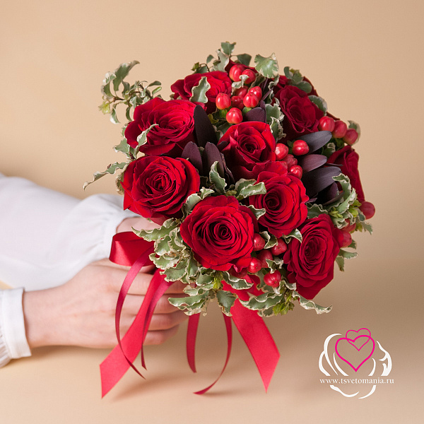 Купить Букет невесты из красных роз и гиперикума в  с бесплатной доставкой: цена, фото, описание
