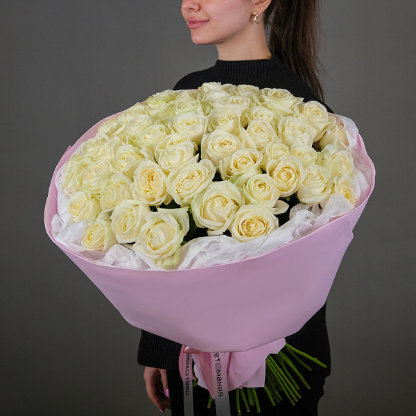 Купить Букет из 51 белой розы 60 см (Россия) в упаковке в  с бесплатной доставкой: цена, фото, описание