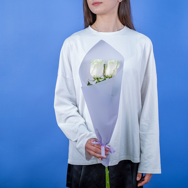 Купить Букет из 2 белых роз 50 см (Эквадор) в  с бесплатной доставкой: цена, фото, описание