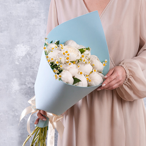 Купить Букет из 11 белых пионов (Премиум) с матрикарией в  с бесплатной доставкой: цена, фото, описание
