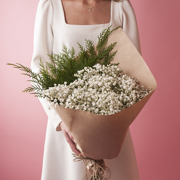 Купить Букет из белых гипсофил с туей с «Утренний иней» в  с бесплатной доставкой: цена, фото, описание