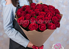 Купить Букет из 35 красных роз 60 см (Россия) в крафте в Санкт-Петербурге с бесплатной доставкой: цена, фото, описание
