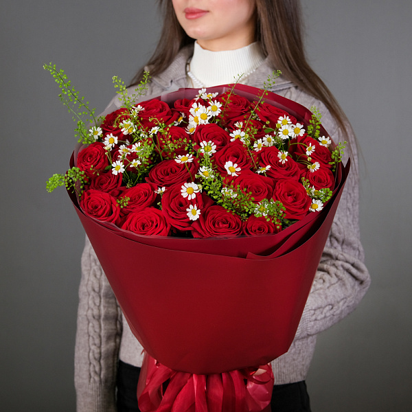 Купить Букет из красных роз и ромашек в  с бесплатной доставкой: цена, фото, описание
