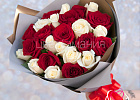 Купить Букет из 25 белых и красных роз 50 см (Россия) в Санкт-Петербурге с бесплатной доставкой: цена, фото, описание
