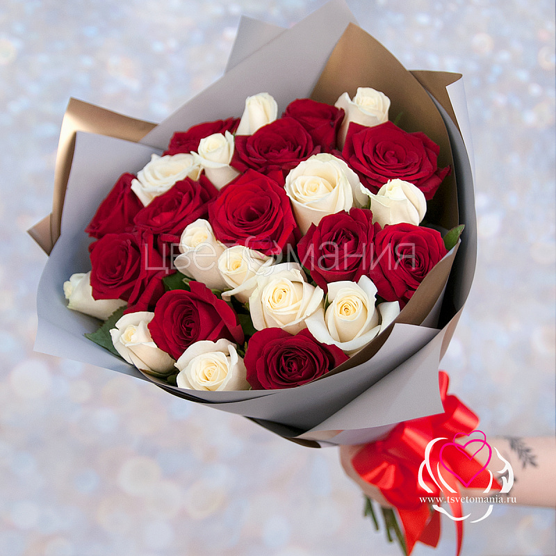 Букет из 25 белых и красных роз 50 см (Россия)