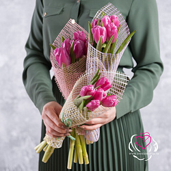 Купить Букет 5 розовых тюльпанов в сетке в Санкт-Петербурге с бесплатной доставкой: цена, фото, описание