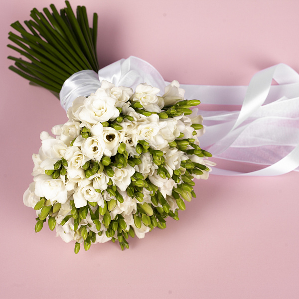 Купить Букет невесты из белой фрезии в  с бесплатной доставкой: цена, фото, описание