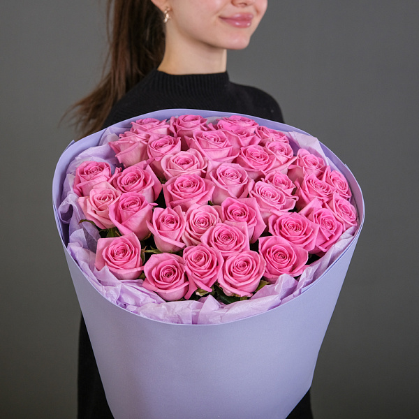 Купить Букет из 35 розовых роз 60 см (Россия) в упаковке в  с бесплатной доставкой: цена, фото, описание