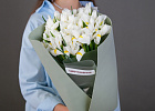 Купить Букет из 17 белых ирисов в упаковке в  с бесплатной доставкой: цена, фото, описание