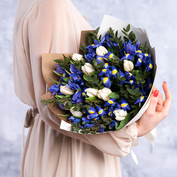 Купить Букет «Ирисы в снегу» из ирисов и тюльпанов в  с бесплатной доставкой: цена, фото, описание