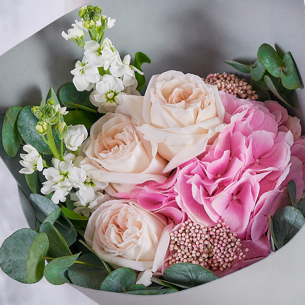 Купить Букет «Милена» из гортензии, маттиол и кремовых роз в  с бесплатной доставкой: цена, фото, описание