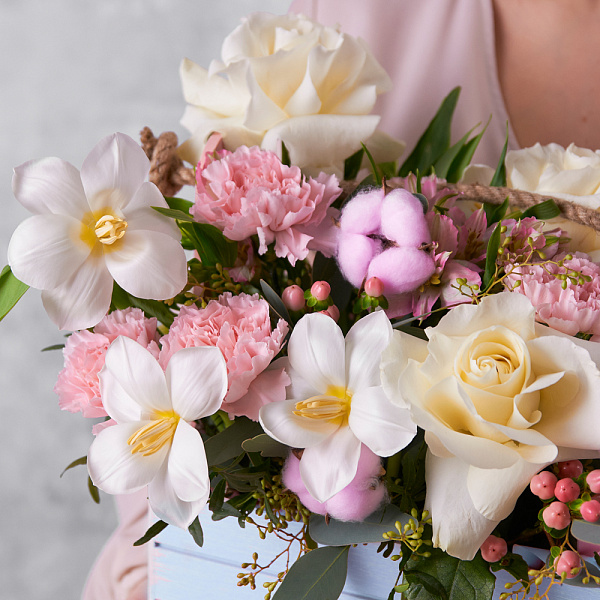 Купить Композиция в деревянном ящике «Воздушный зефир» в  с бесплатной доставкой: цена, фото, описание