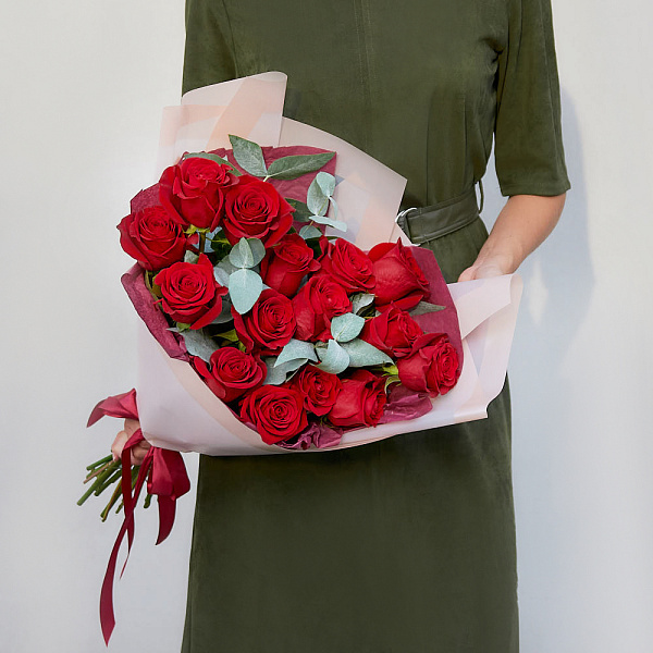 Купить Букет «Грация» из красных роз и веток эвкалипта в  с бесплатной доставкой: цена, фото, описание