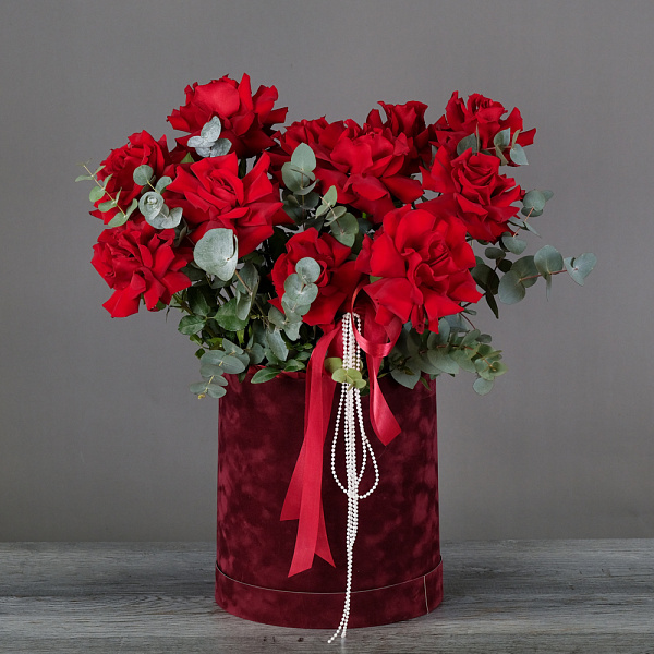 Купить Композиция в шляпной коробке «Роскошь» М в  с бесплатной доставкой: цена, фото, описание