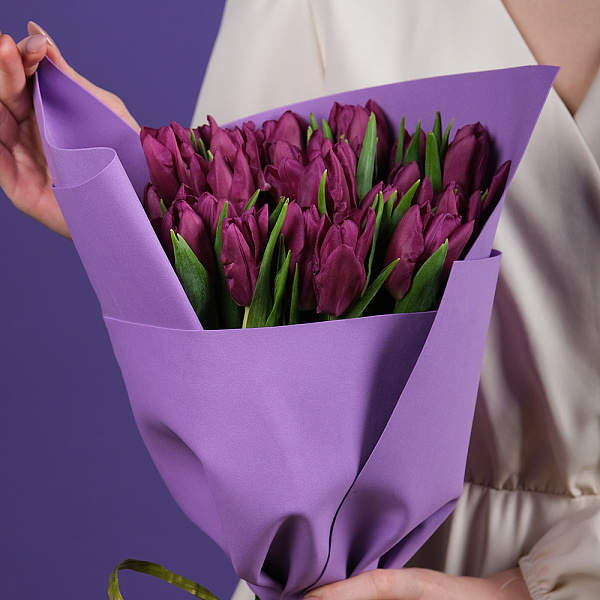 Купить Букет 25 фиолетовых тюльпанов в  с бесплатной доставкой: цена, фото, описание