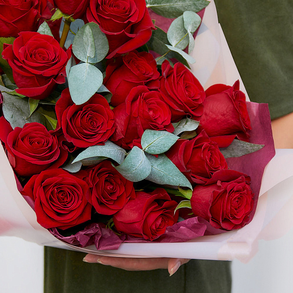 Купить Букет «Грация» из красных роз и веток эвкалипта в  с бесплатной доставкой: цена, фото, описание