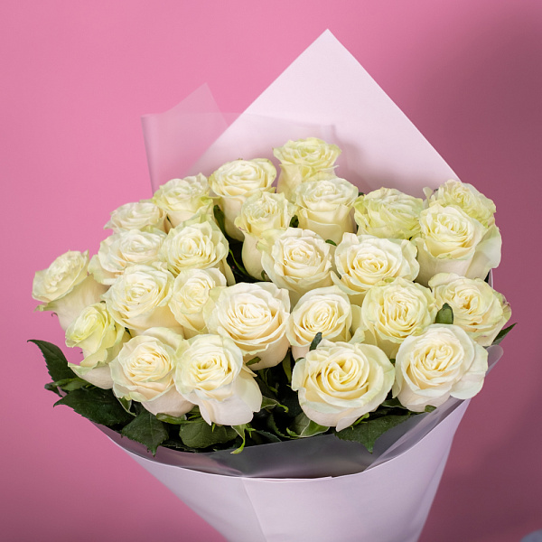Купить Букет из 25 белых роз 60-70 см (Эквадор) в упаковке в  с бесплатной доставкой: цена, фото, описание