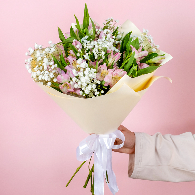 Букет из альстромерии и гипсофилы