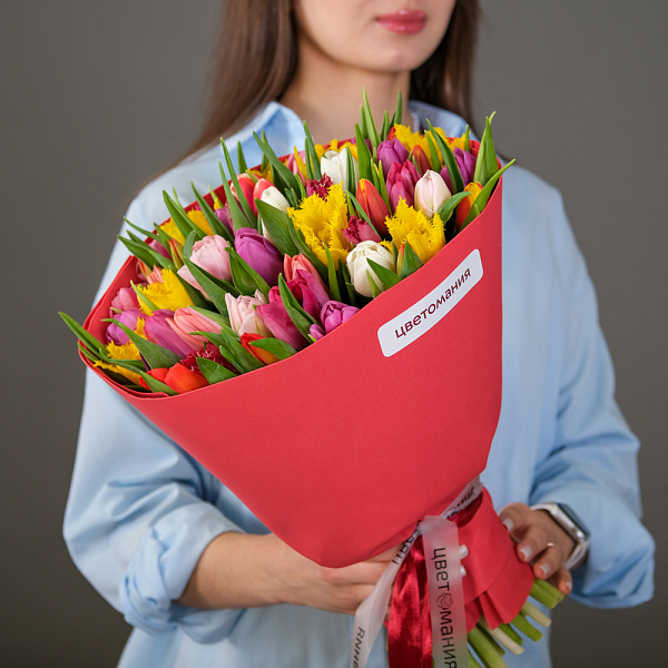 Купить Букет 51 тюльпан микс в упаковке в  с бесплатной доставкой: цена, фото, описание