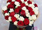 Купить Букет из 51 белой и красной розы 60 см (Россия) в упаковке в Санкт-Петербурге с бесплатной доставкой: цена, фото, описание