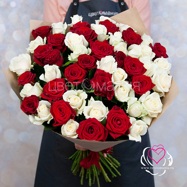 Купить Букет из 51 белой и красной розы 60 см (Россия) в упаковке в  с бесплатной доставкой: цена, фото, описание