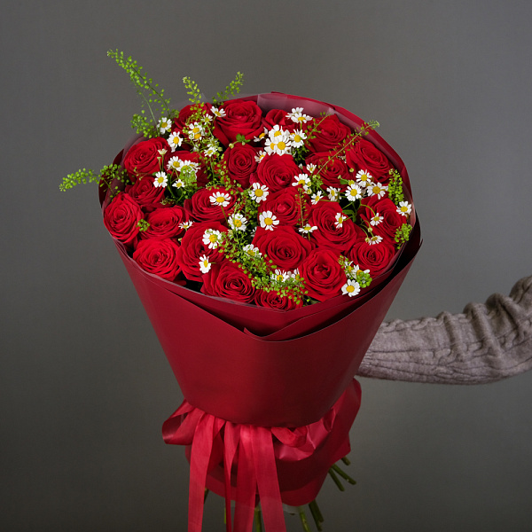 Купить Букет из красных роз и ромашек в  с бесплатной доставкой: цена, фото, описание