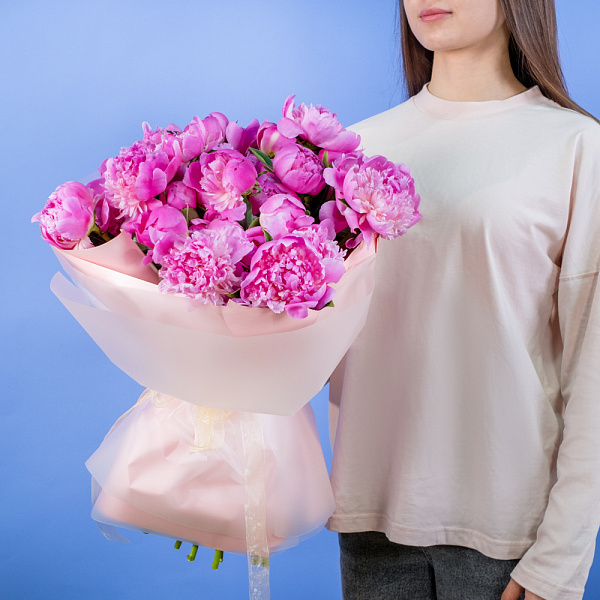 Купить Букет из 35 малиновых пионов (Премиум) в  с бесплатной доставкой: цена, фото, описание