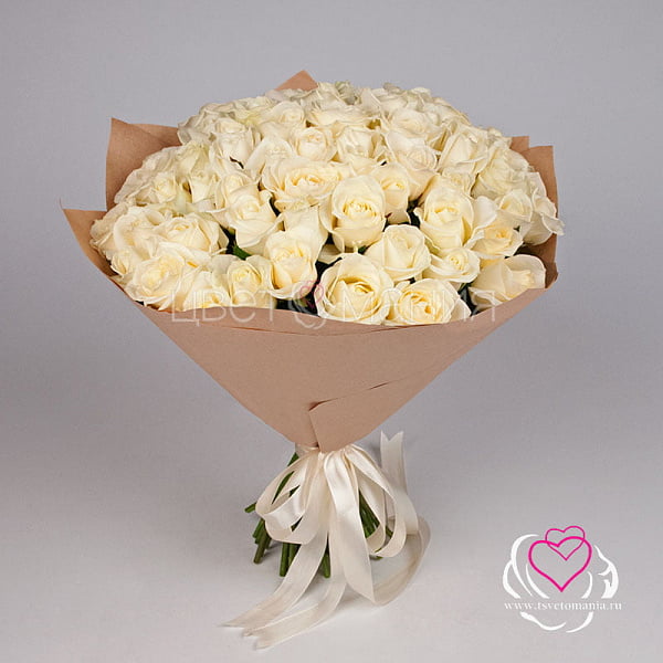 Белые розы в крафтовой бумаге заказать в бесплатной доставкой по СПб -Цветомания