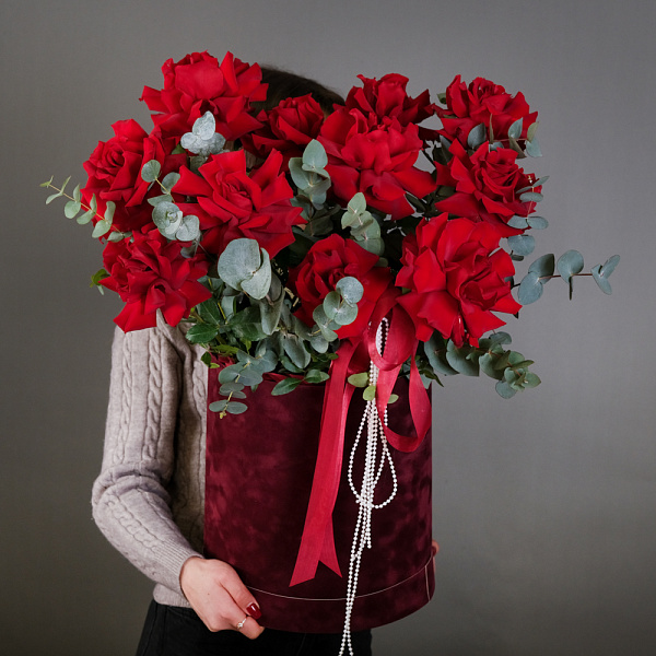 Купить Композиция в шляпной коробке «Роскошь» М в  с бесплатной доставкой: цена, фото, описание