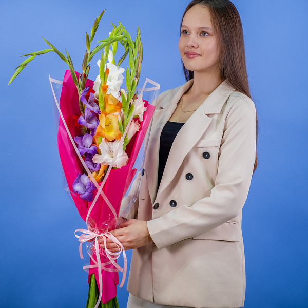 Купить Букет из 7 гладиолусов микс в упаковке в  с бесплатной доставкой: цена, фото, описание