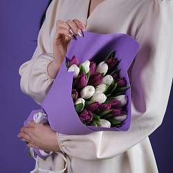 Купить Букет 25 микс белых и фиолетовых тюльпанов в Санкт-Петербурге с бесплатной доставкой: цена, фото, описание