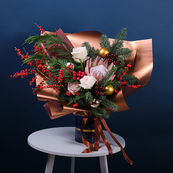Купить Новогодний букет «Экзотический» в  с бесплатной доставкой: цена, фото, описание