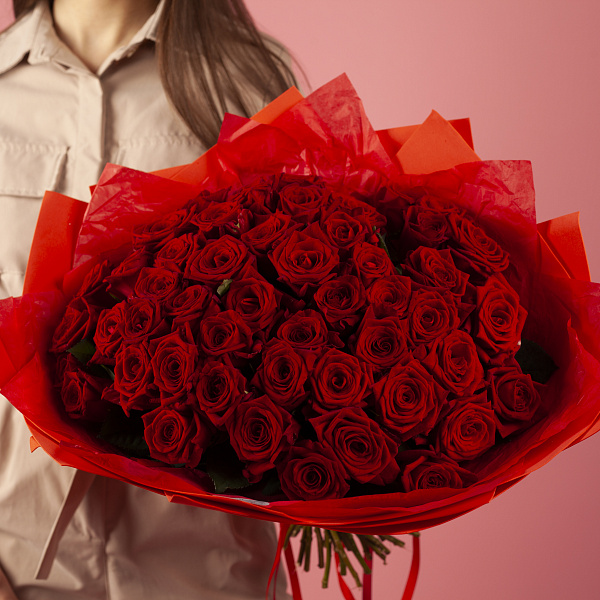Купить Букет из 51 красной розы 50 см (Россия) в Санкт-Петербурге с бесплатной доставкой: цена, фото, описание