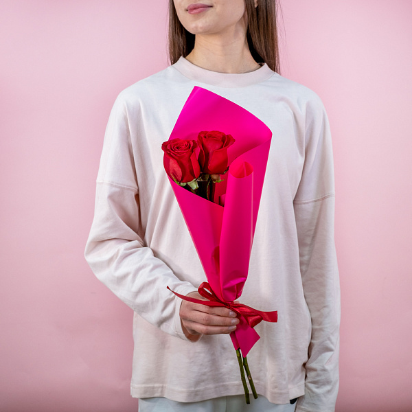 Купить Букет из 2 красных роз 50 см (Эквадор) в  с бесплатной доставкой: цена, фото, описание