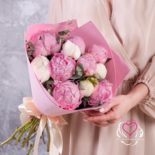 Купить Букет из 11 белых и розовых пионов (Премиум) с эвкалиптом в  с бесплатной доставкой: цена, фото, описание