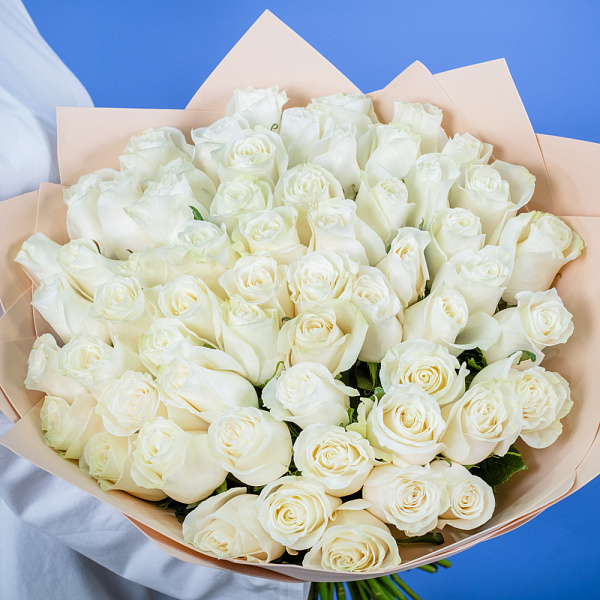 Купить Букет из 60 белых роз 50 см (Эквадор) в  с бесплатной доставкой: цена, фото, описание