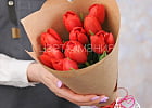 Купить Букет 9 красных тюльпанов в крафте в Санкт-Петербурге с бесплатной доставкой: цена, фото, описание
