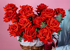 Купить Корзина 15 алых французских роз с эвкалиптом в  с бесплатной доставкой: цена, фото, описание