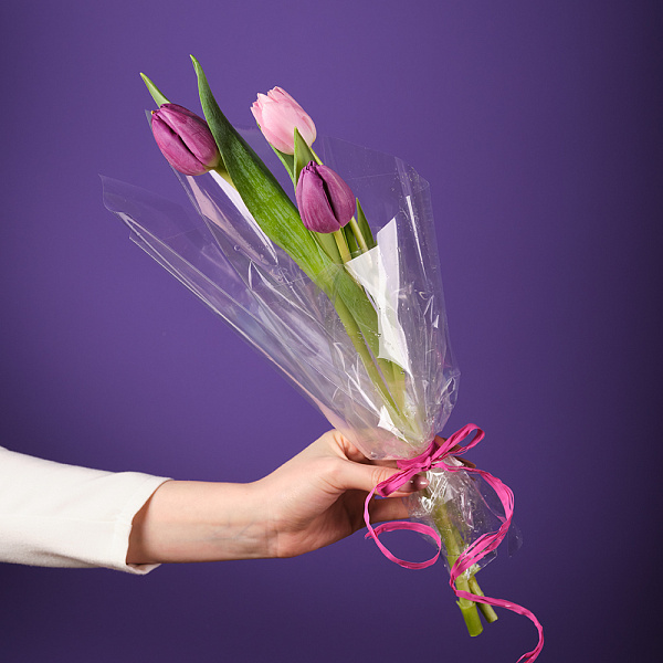 Купить Букет 3 тюльпана микс в пленке в  с бесплатной доставкой: цена, фото, описание