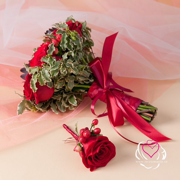 Купить Букет невесты из красных роз и гиперикума в  с бесплатной доставкой: цена, фото, описание